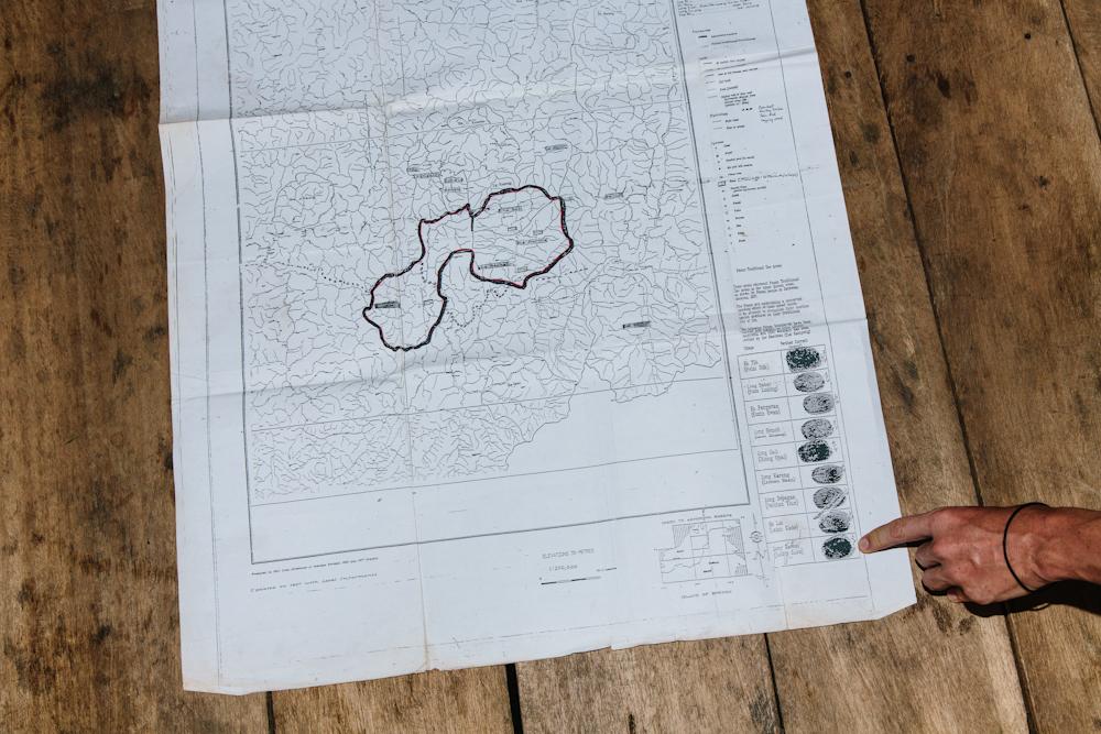 ロング・セピガン村とその他３つのコミュニティが描いたプナン人の伝統的土地慣習権を示す地図。2007年に怪しい状況の下で亡くなったケレサウ首長、その他首長の拇印でサインされている。写真：Andrew Hetherington