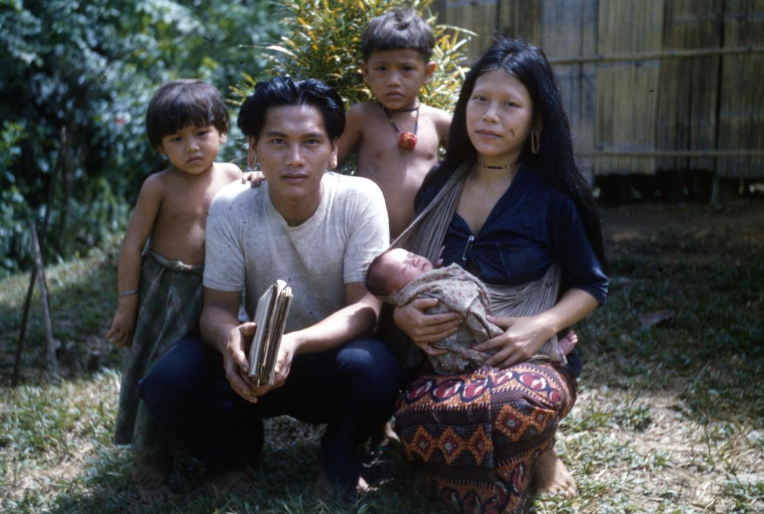 幼いころのトーマス・ペルータン氏（右から2番目）と彼の家族、1960年代
