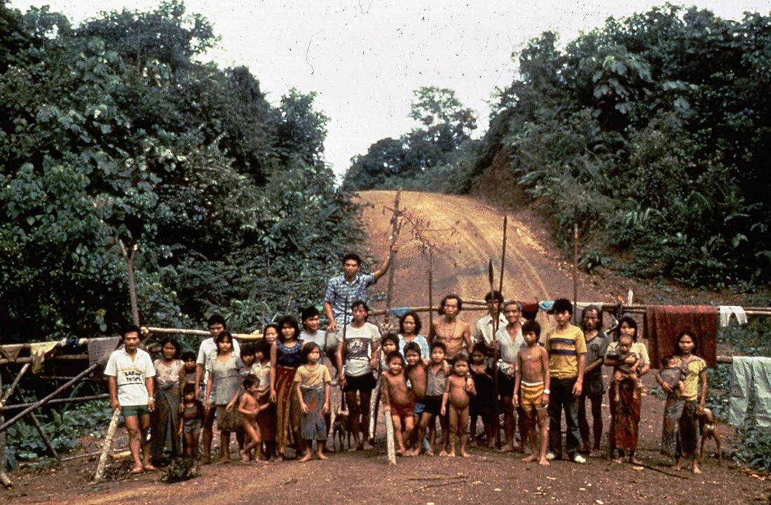 プナン人が伐採道路を封鎖している。写真：Bruno Manser Fonds